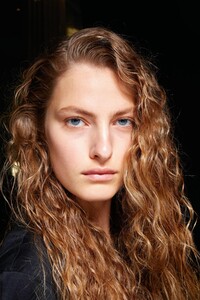 backstage-defile-salvatore-ferragamo-printemps-ete-2020-milan-coulisses-17.thumb.jpg.6f3a3dc5e26ddd03acf2d69a53baef9b.jpg
