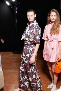 backstage-defile-salvatore-ferragamo-printemps-ete-2020-milan-coulisses-75.thumb.jpg.e013d30047675a01430237f3610dc723.jpg