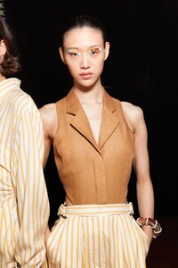 backstage-defile-salvatore-ferragamo-printemps-ete-2020-milan-coulisses-83.thumb.jpg.60e7802115129f0b733ffcc5866faad4.jpg