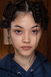 backstage-defile-simone-rocha-automne-hiver-2020-2021-londres-coulisses-4.thumb.jpg.b2ad7e9c891d03bdd783385f97f56ede.jpg