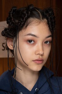 backstage-defile-simone-rocha-automne-hiver-2020-2021-londres-coulisses-5.thumb.jpg.6055eada465f7644db4fc614d3d6debc.jpg