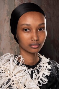 backstage-defile-simone-rocha-printemps-ete-2020-londres-coulisses-22.thumb.jpg.5deff179234fa801e01f8d829ed3c0ac.jpg