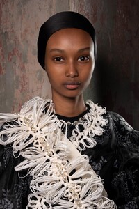 backstage-defile-simone-rocha-printemps-ete-2020-londres-coulisses-23.thumb.jpg.de6e9080add8511328cc48ebe2e127c8.jpg
