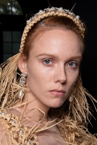 backstage-defile-simone-rocha-printemps-ete-2020-londres-coulisses-56.thumb.jpg.412757801a7ece25051dfbebbaa3a8c0.jpg