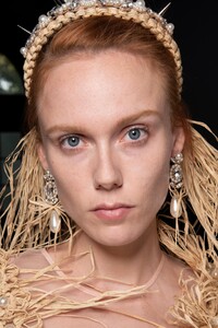 backstage-defile-simone-rocha-printemps-ete-2020-londres-coulisses-57.thumb.jpg.baf0483c1891e604297826ae6ab0b2bf.jpg