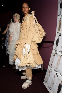 backstage-defile-simone-rocha-printemps-ete-2020-londres-coulisses-65.thumb.jpg.fe47b06d8e71569682fce191496f2b1c.jpg