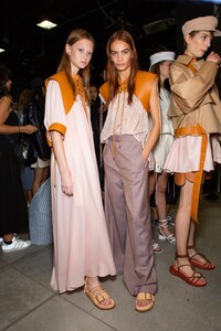 backstage-defile-sportmax-printemps-ete-2020-milan-coulisses-21.thumb.jpg.f4d5cc936738d1df60d5574a099b422b.jpg