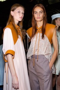 backstage-defile-sportmax-printemps-ete-2020-milan-coulisses-22.thumb.jpg.3398bf2dc655bbc95d41a9efe0fbe1c9.jpg