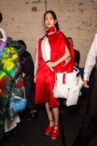 backstage-defile-toga-automne-hiver-2020-2021-londres-coulisses-16.thumb.jpg.232fa5598700f86a734d2aa7d0870e23.jpg