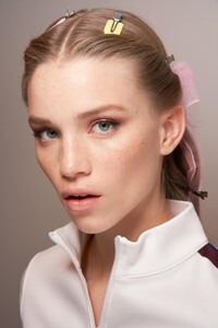 backstage-defile-tory-burch-automne-hiver-2020-2021-new-york-coulisses-8.thumb.jpg.70e25b420ca568ffecad4eba3e5ba93a.jpg