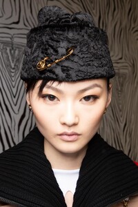 backstage-defile-versace-automne-hiver-2020-2021-milan-coulisses-109.thumb.jpg.14281a1a82f471ac923003f7a31c5f34.jpg