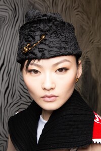 backstage-defile-versace-automne-hiver-2020-2021-milan-coulisses-110.thumb.jpg.8fee5b940fd41c5fb4c3e88290e9cf84.jpg