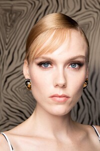backstage-defile-versace-automne-hiver-2020-2021-milan-coulisses-153.thumb.jpg.53084cb403e6f0488d655df110d45901.jpg