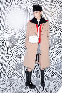 backstage-defile-versace-automne-hiver-2020-2021-milan-coulisses-33.thumb.jpg.ee5346aa65bccca559cc4777ce3b0148.jpg