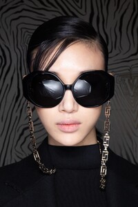 backstage-defile-versace-automne-hiver-2020-2021-milan-coulisses-78.thumb.jpg.748745ddaa31d0a9525d39c92fb91bf5.jpg