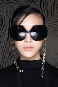 backstage-defile-versace-automne-hiver-2020-2021-milan-coulisses-79.thumb.jpg.90ac174a8b0e6b3877d0acf10d064a4f.jpg