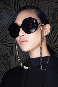 backstage-defile-versace-automne-hiver-2020-2021-milan-coulisses-80.thumb.jpg.0456519d125579411351829b981b0556.jpg