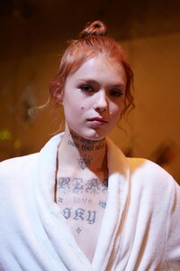 backstage-defile-viktor-amp-rolf-printemps-ete-2020-paris-coulisses-10.thumb.jpg.8fde4867f9c90c908ac34227680522c7.jpg