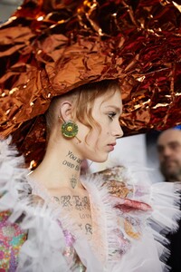 backstage-defile-viktor-amp-rolf-printemps-ete-2020-paris-coulisses-102.thumb.jpg.aada41dc5abf234e70b5179dcc9c7cb6.jpg