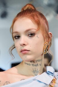 backstage-defile-viktor-amp-rolf-printemps-ete-2020-paris-coulisses-78.thumb.jpg.3840be4f8481415fca53a033ff7f621f.jpg