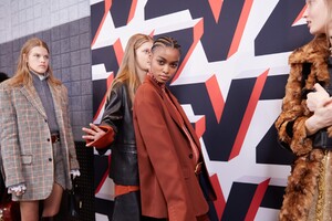 backstage-defile-zadig-amp-voltaire-automne-hiver-2020-2021-new-york-coulisses-36.thumb.jpg.7798a7fbc292c7adb92c2e0826f9c673.jpg