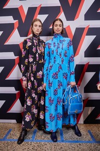 backstage-defile-zadig-amp-voltaire-automne-hiver-2020-2021-new-york-coulisses-48.thumb.jpg.6a5b1b1fc47cb82f25817802f45e5ab7.jpg