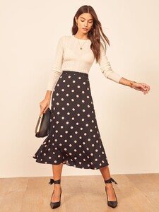 bea-skirt-kisses-1.thumb.jpg.18203bfbcfc510ac83e1e7bd70ca2b77.jpg