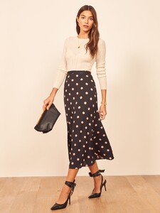 bea-skirt-kisses-3.thumb.jpg.7f5dff7a15ef0f713377dceb01383500.jpg