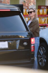 cameron-diaz-grocery-shopping-ahead-of-the-super-bowl-02-01-2020-2.jpg