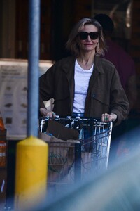 cameron-diaz-grocery-shopping-ahead-of-the-super-bowl-02-01-2020-3.jpg