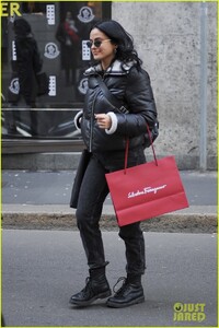 camila-mendes-ferragamo-shop-milan-friend-05.jpg