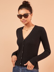 cashmere-cardigan-black-1.thumb.jpg.b46bdfbdd3a1cfeb1f109653425fa25e.jpg