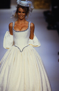 chanel-hc-fw-1992.thumb.jpg.45116ae37dc0532de652a9a6ea5cf367.jpg