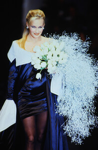 christian-dior-fw-1995.thumb.jpg.a368fc779623eb195e40b76e99326d66.jpg