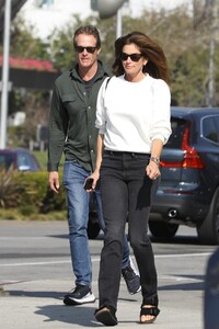cindy-crawford-and-rande-gerber-out-in-west-hollywood-02-18-2020-2.jpg