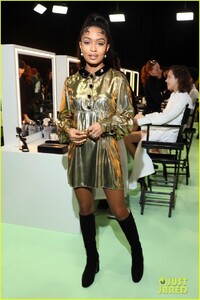 dakota-johnson-sits-front-row-gucci-fashion-show-01.jpg