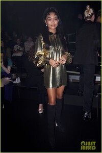 dakota-johnson-sits-front-row-gucci-fashion-show-07.jpg