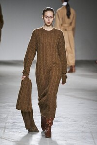 defile-agnona-automne-hiver-2020-2021-milan-look-12.thumb.jpg.379e32bc5009e57bbf31952868448e0d.jpg