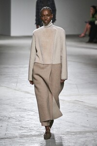defile-agnona-automne-hiver-2020-2021-milan-look-23.thumb.jpg.38a66e429b54816e54e28bc802875152.jpg