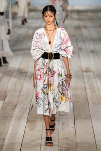 defile-alexander-mcqueen-printemps-ete-2020-paris-look-28.thumb.jpg.ec5f73dfee1d6d24e939c265809c8d21.jpg