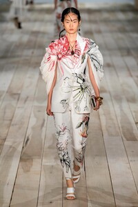 defile-alexander-mcqueen-printemps-ete-2020-paris-look-29.thumb.jpg.260cfb6e1b80a71e73c44bbea4ea4eae.jpg