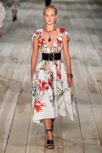 defile-alexander-mcqueen-printemps-ete-2020-paris-look-30.thumb.jpg.f4dd0291cc61cf2f7b47d8385780cb87.jpg