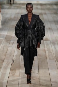 defile-alexander-mcqueen-printemps-ete-2020-paris-look-42.thumb.jpg.295c3a0b3dae69c4b5df57610f7d2c18.jpg