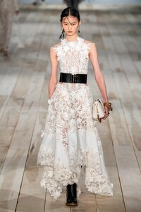 defile-alexander-mcqueen-printemps-ete-2020-paris-look-8.thumb.jpg.a161e4561f0952166484aa279d49fad0.jpg