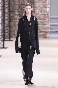 defile-ann-demeulemeester-printemps-ete-2020-paris-look-29.thumb.jpg.2091febe252d9d2e4e57fd13c2b9e667.jpg