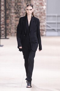 defile-ann-demeulemeester-printemps-ete-2020-paris-look-39.thumb.jpg.6aaa4d66b8edd6cb1dd1773c091fc6ac.jpg