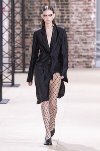 defile-ann-demeulemeester-printemps-ete-2020-paris-look-5.thumb.jpg.f3a1732f1179e5ad2d397386607f6793.jpg