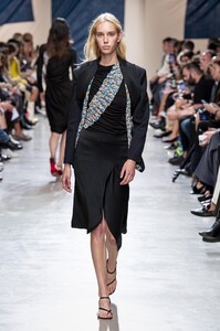 defile-atlein-printemps-ete-2020-paris-look-4.thumb.jpg.f4e13000a485f930d77a97ad713e67dd.jpg