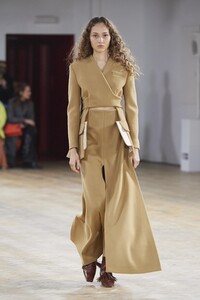 defile-awake-mode-automne-hiver-2020-2021-londres-look-6.thumb.jpg.8095740009fec33d27a262a926b187e3.jpg