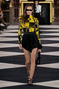 defile-balmain-printemps-ete-2020-paris-look-9.thumb.jpg.e3b4a70dc16a72f6c2a19a7a1dc306ff.jpg